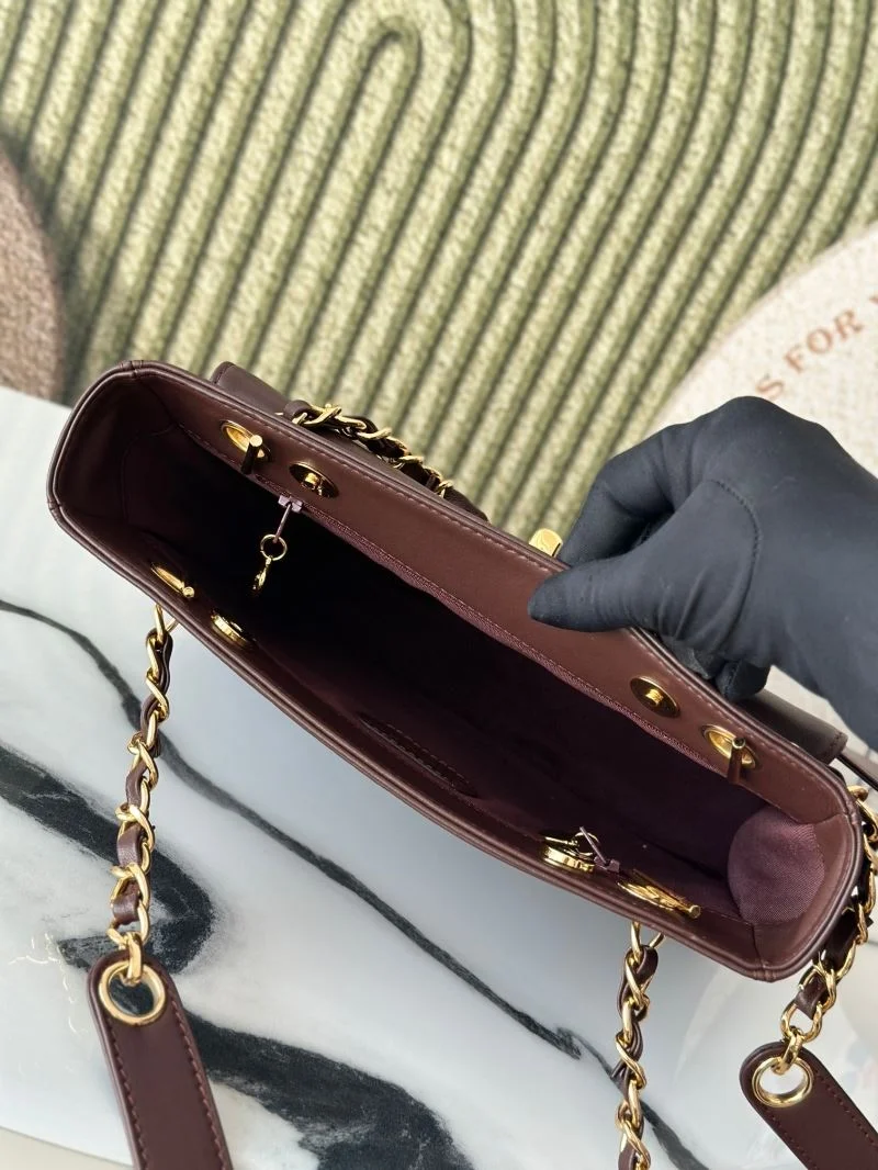 Trendsetting Chanel Shopping Bags 52548