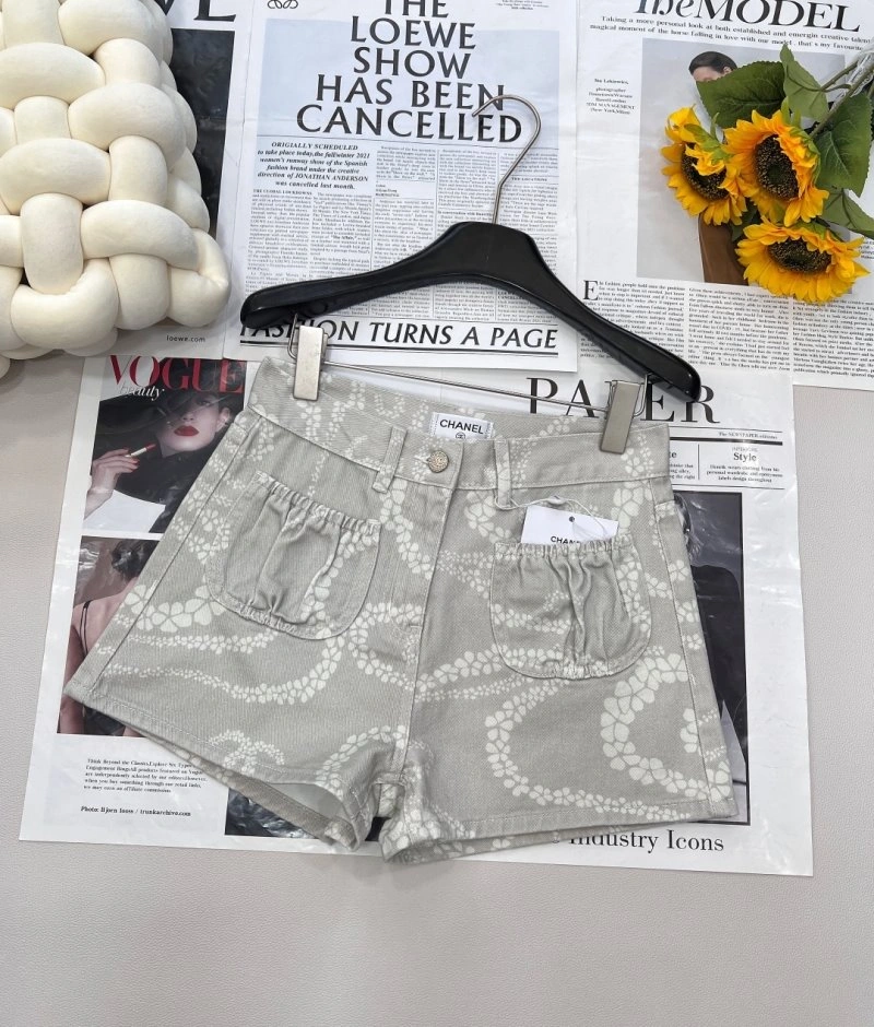Sophisticated Chanel Short Pants 108074