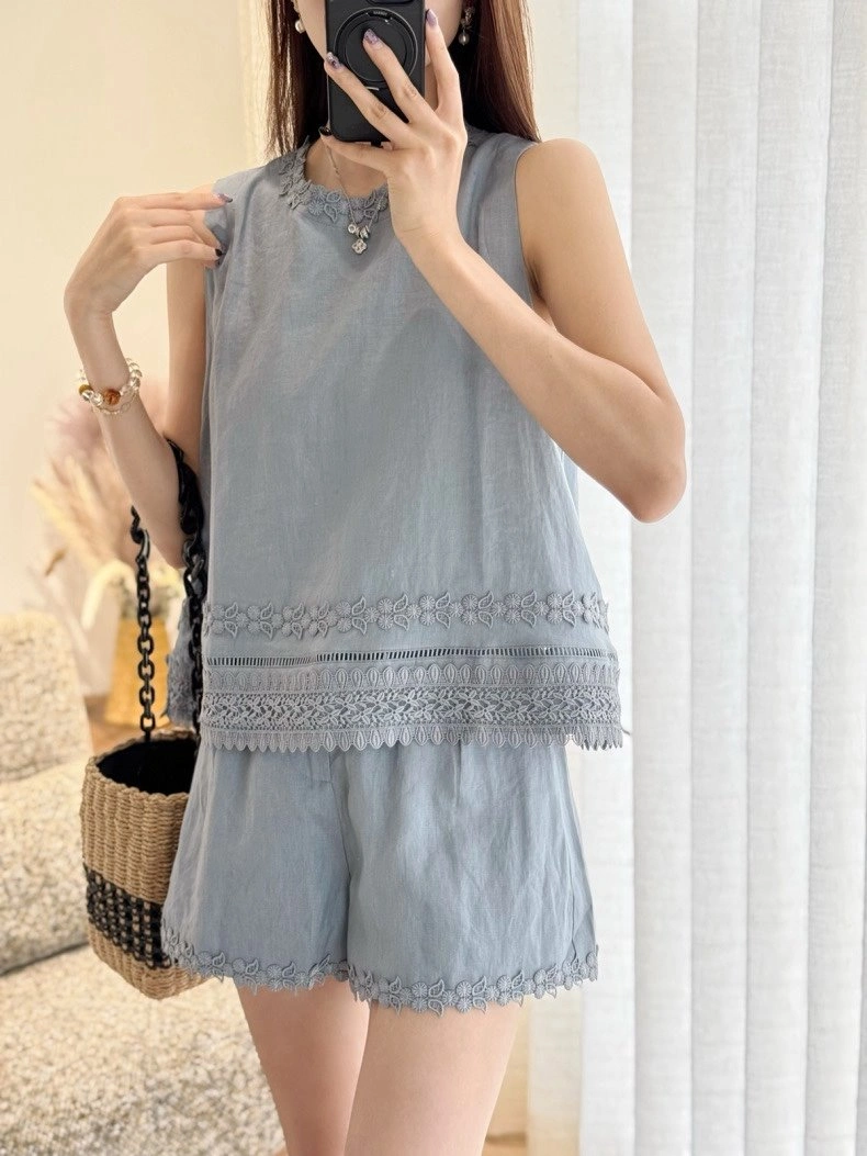 Chanel Short Suits WellDesigned 110420