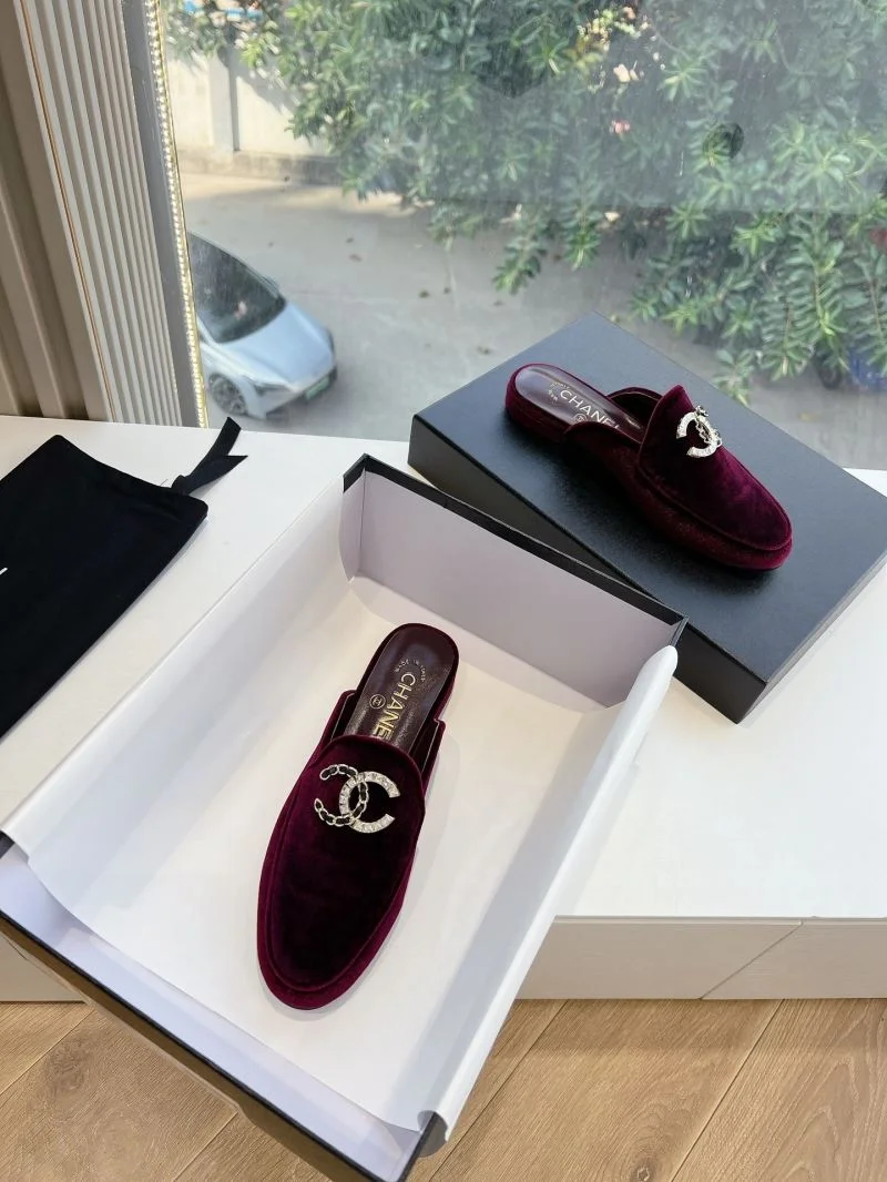 Chanel Slippers Bold 18510