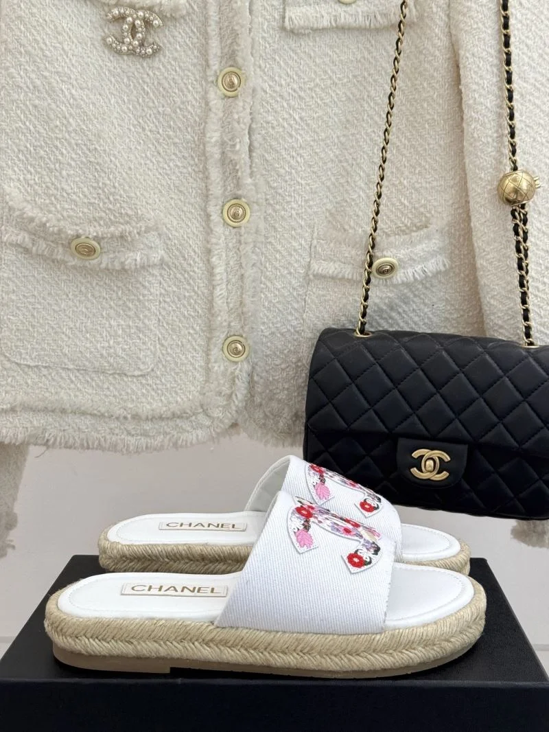 EyeCatching Chanel Slippers 19754