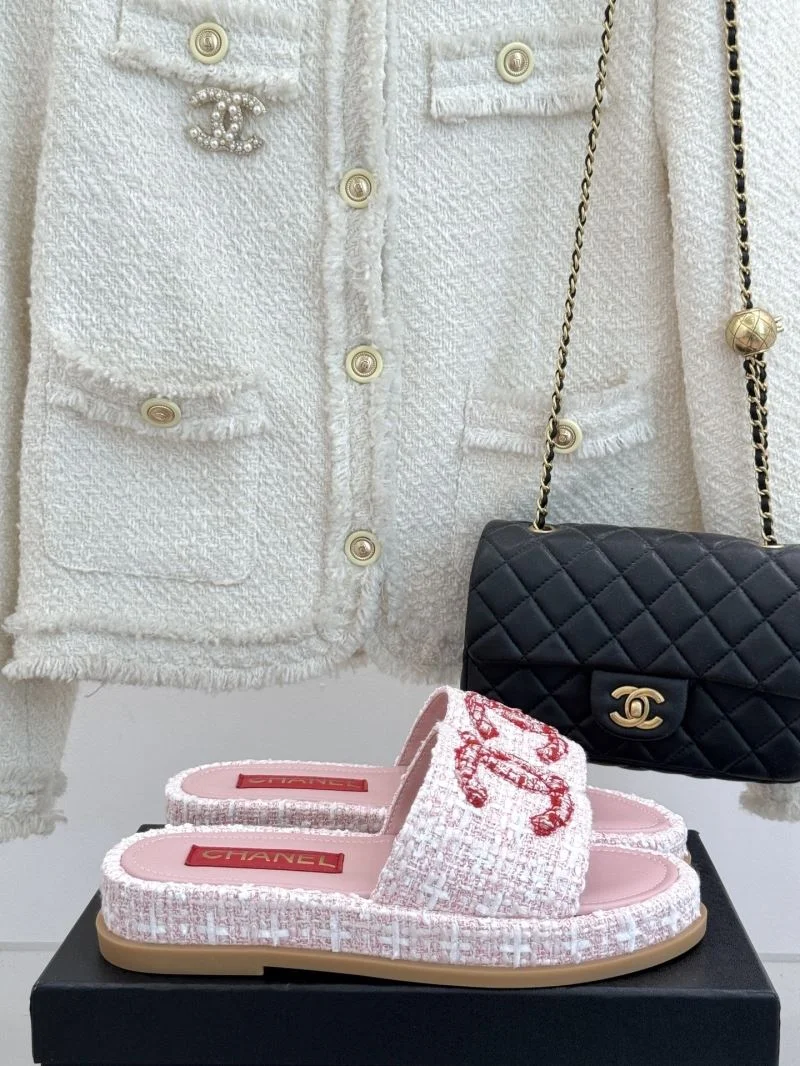 Trendsetting Chanel Slippers 18962