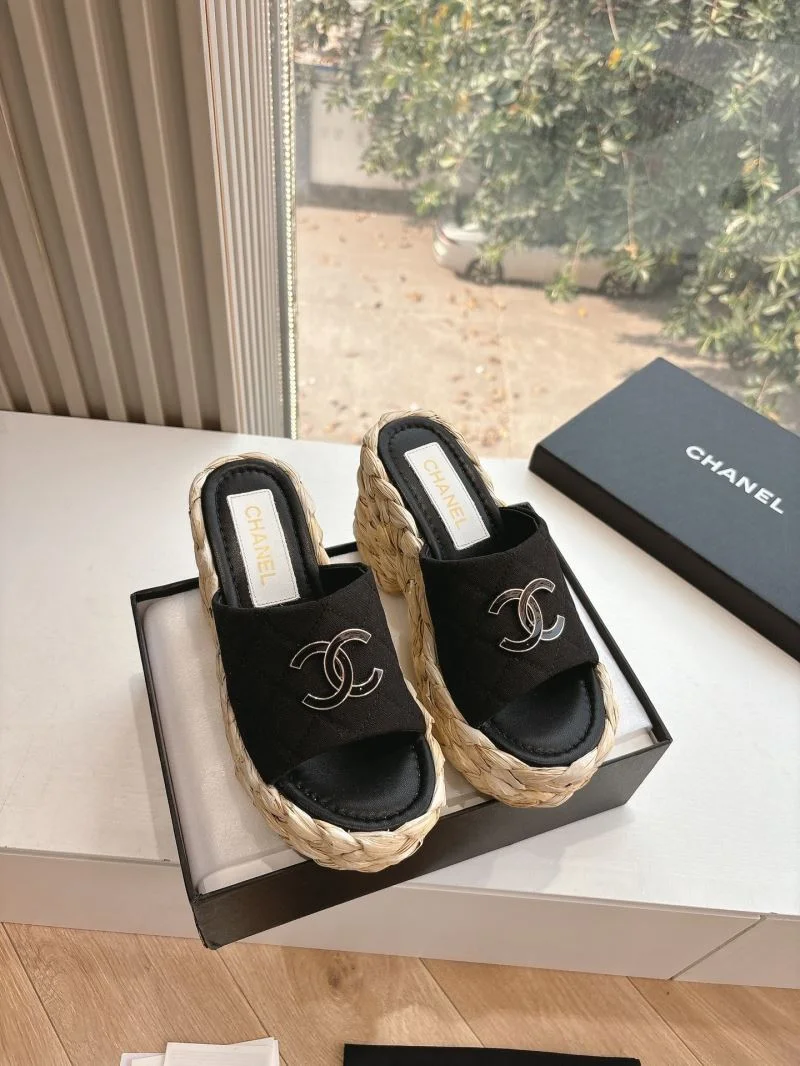 Bold Chanel Slippers 18889