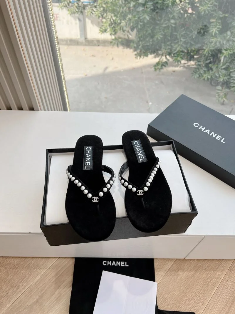 Bold Chanel Slippers 18866