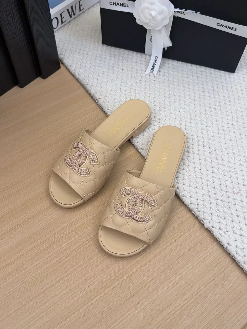 Chanel Slippers Bold 18770