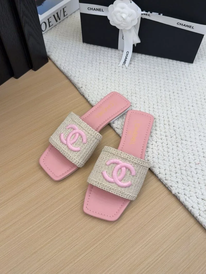 Compact Chanel Slippers 18707