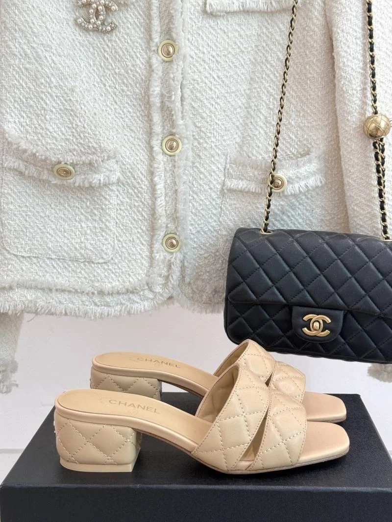 Compact Chanel Slippers 18543