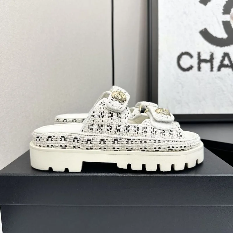 Neat Chanel Slippers 20377