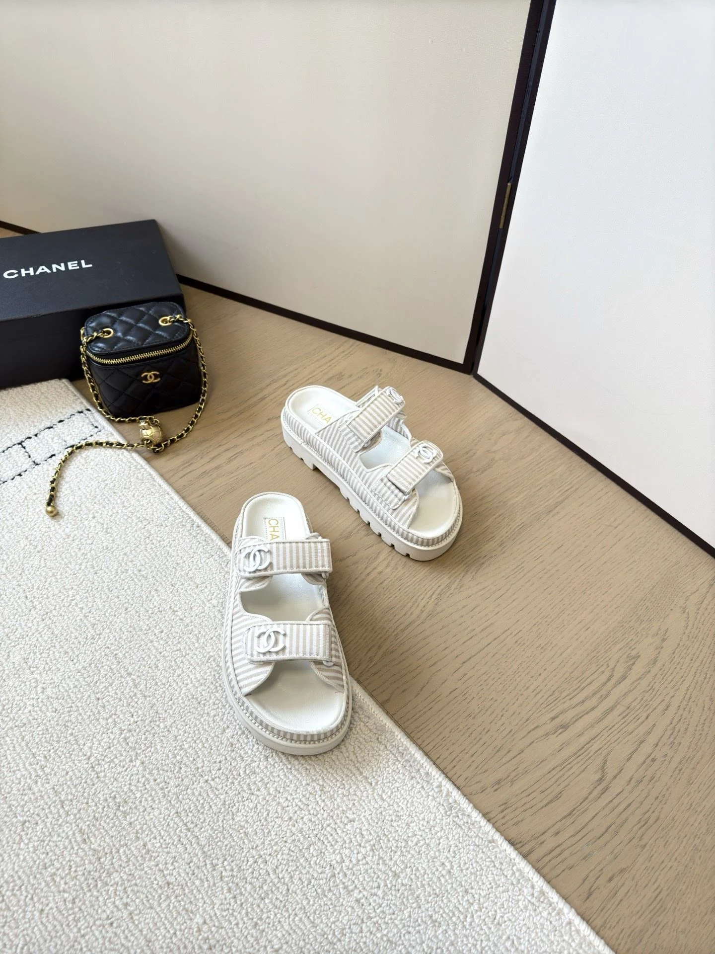 Sleek Chanel Slippers 17711