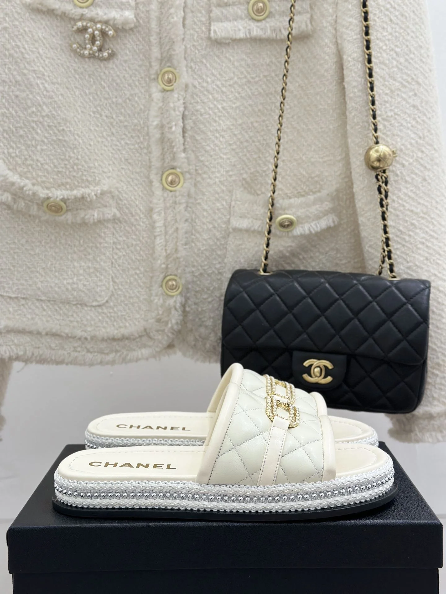WellDesigned Chanel Slippers 17703
