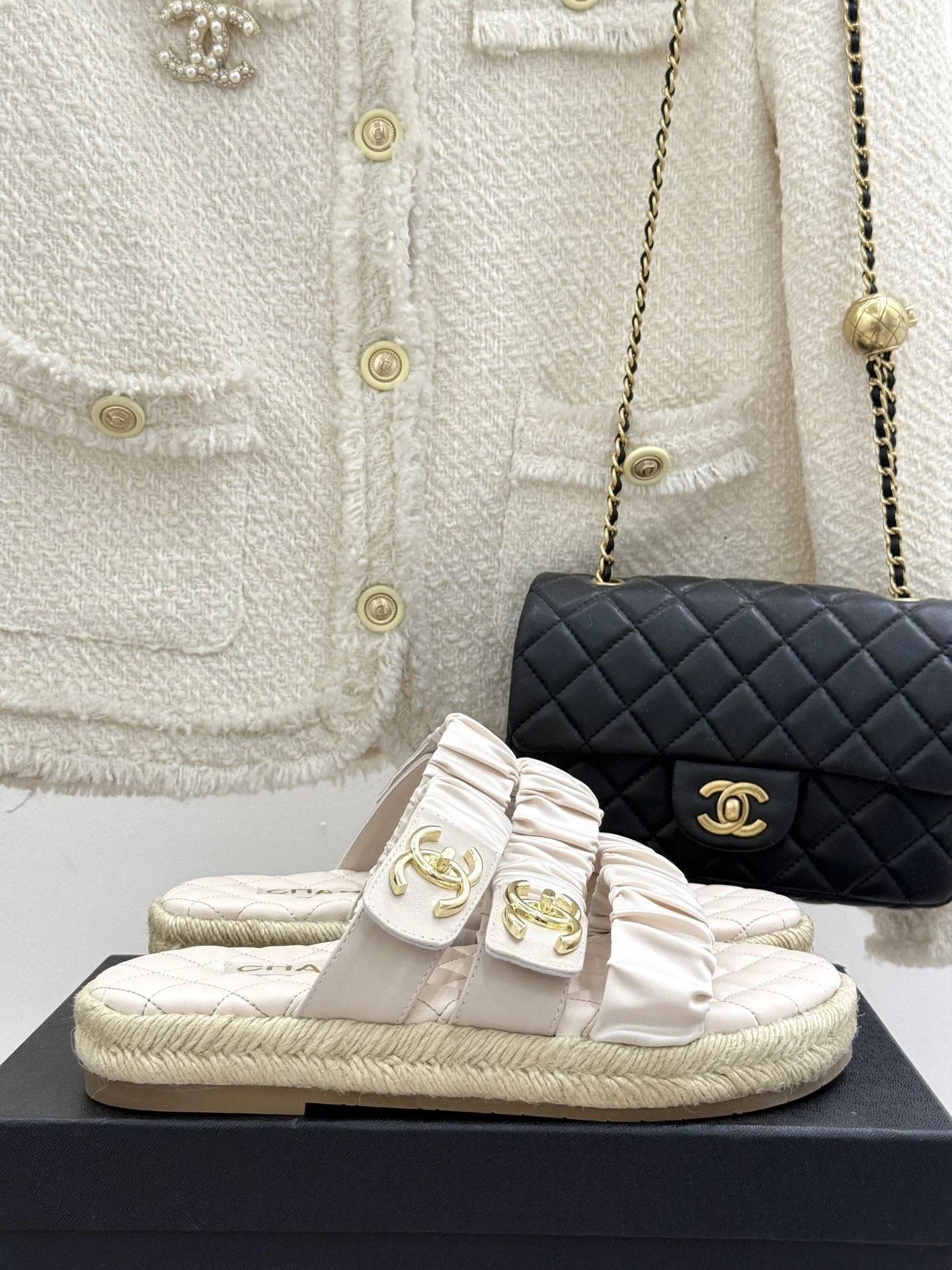 Chanel Slippers Bold 17692
