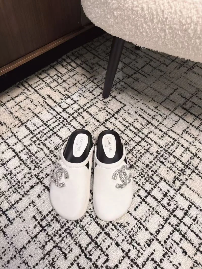 EyeCatching Chanel Slippers 17605