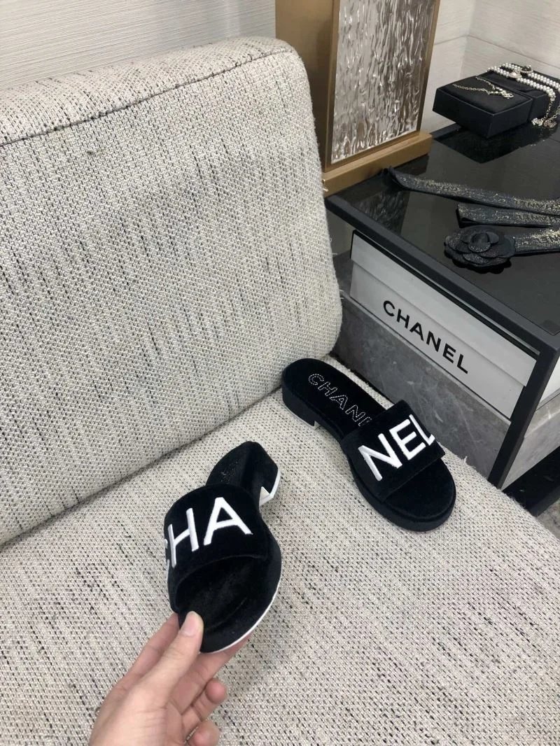 Chanel Slippers Elegant 17548