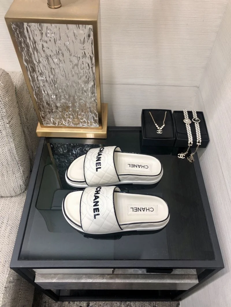 Elegant Chanel Slippers 17418
