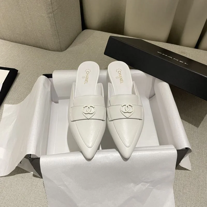 Compact Chanel Slippers 17362