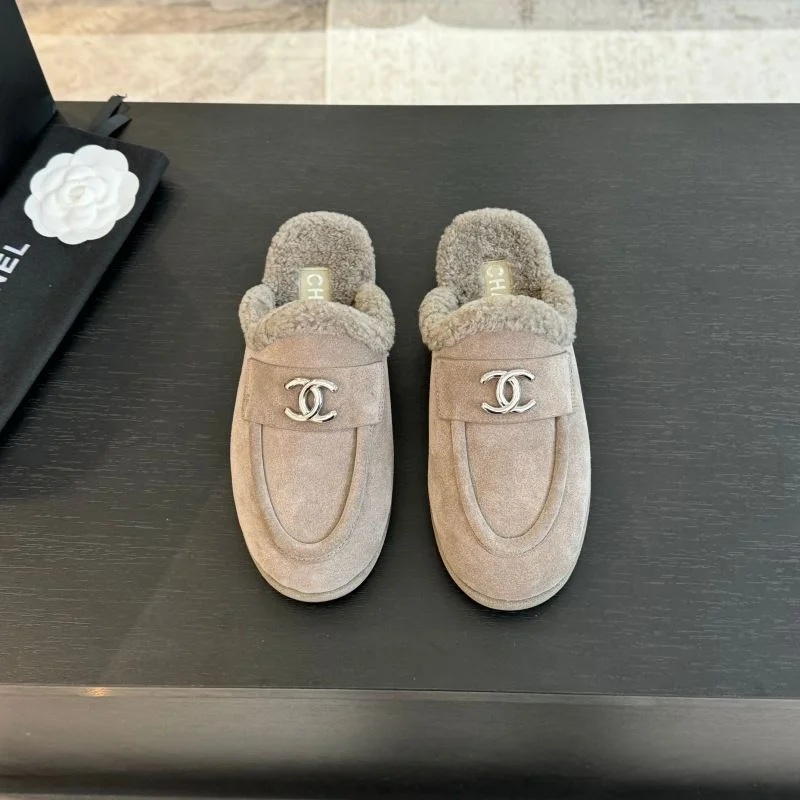 Compact Chanel Slippers 17347
