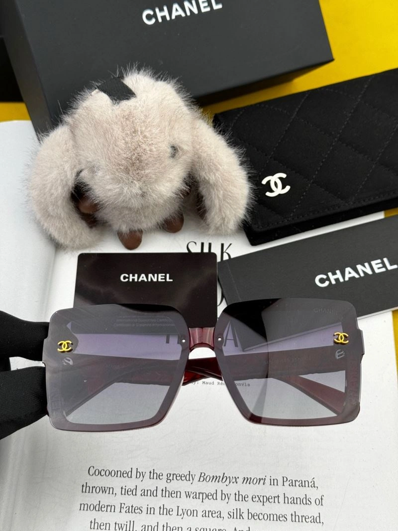 Compact Chanel Sunglasses 278121