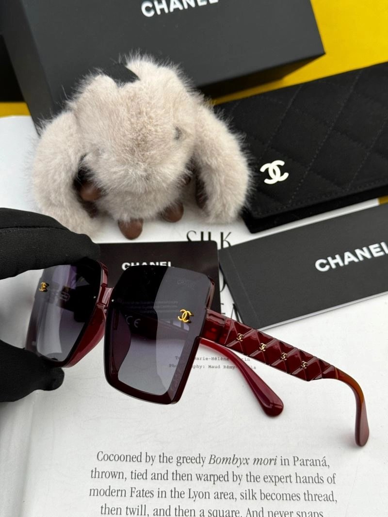 Compact Chanel Sunglasses 278121
