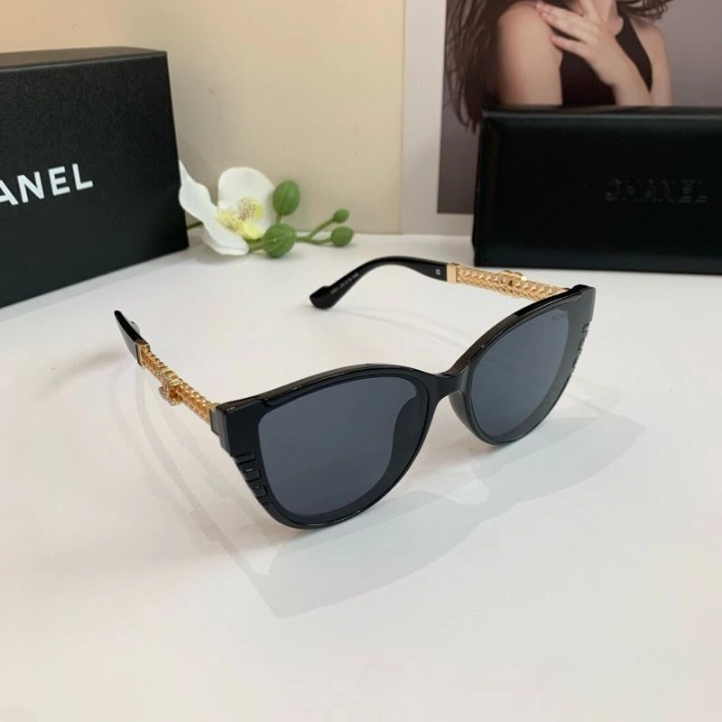 Compact Chanel Sunglasses 278060