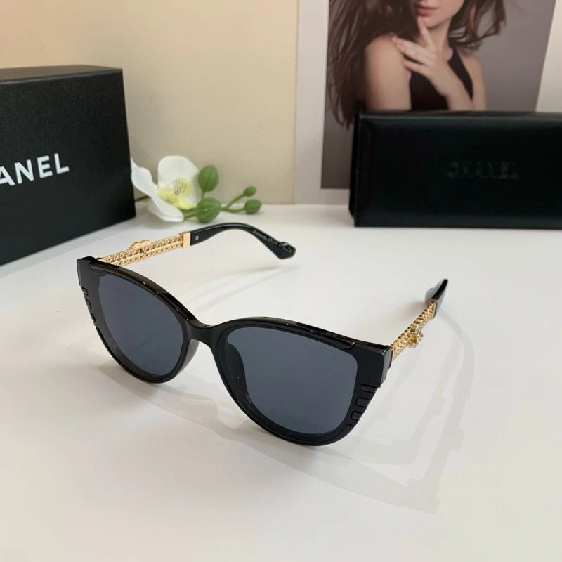 Compact Chanel Sunglasses 278060