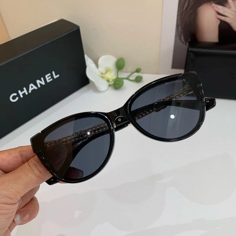 Compact Chanel Sunglasses 278060