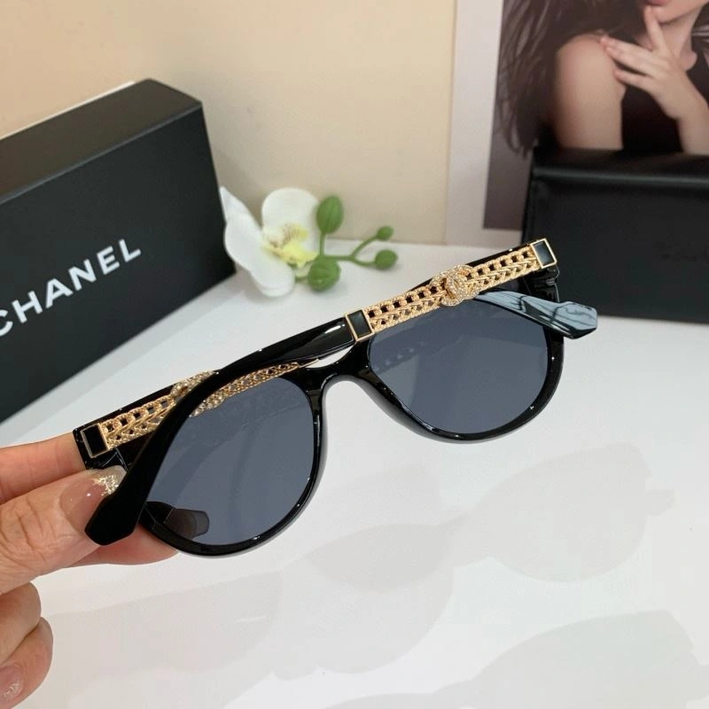 Compact Chanel Sunglasses 278060