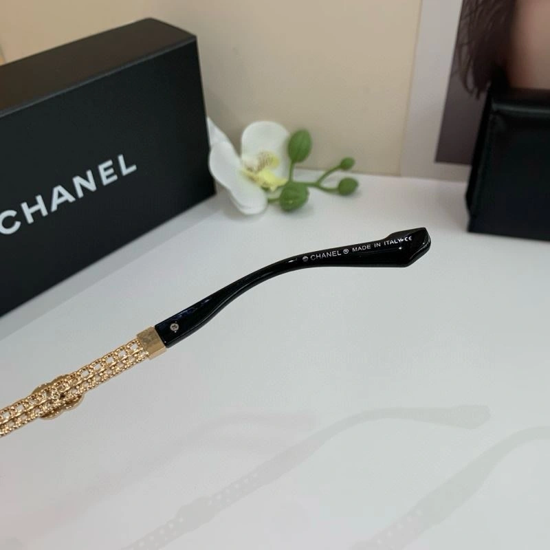 Compact Chanel Sunglasses 278060