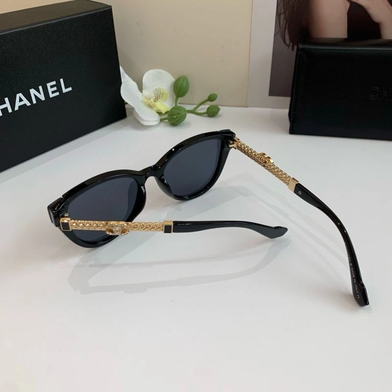Compact Chanel Sunglasses 278060