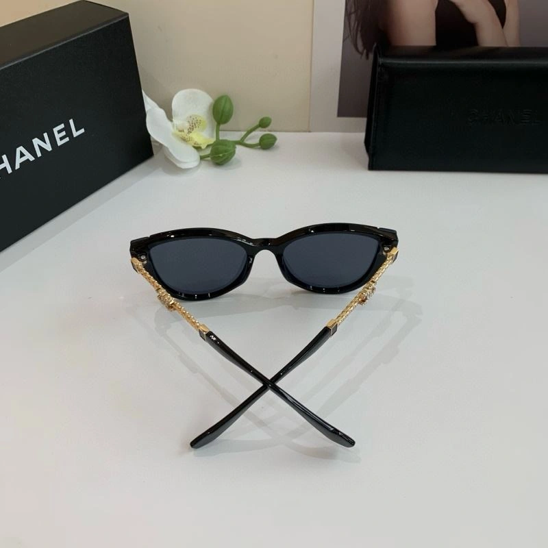Compact Chanel Sunglasses 278060
