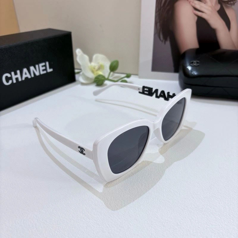 EyeCatching Chanel Sunglasses 278008