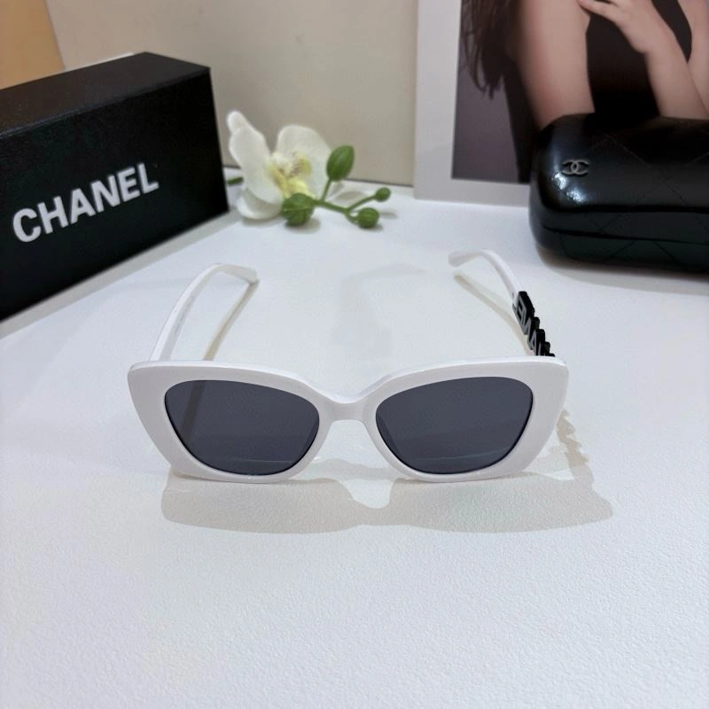 EyeCatching Chanel Sunglasses 278008