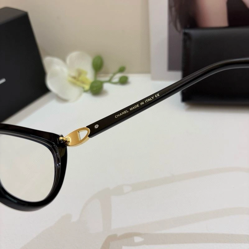 Compact Chanel Sunglasses 277979