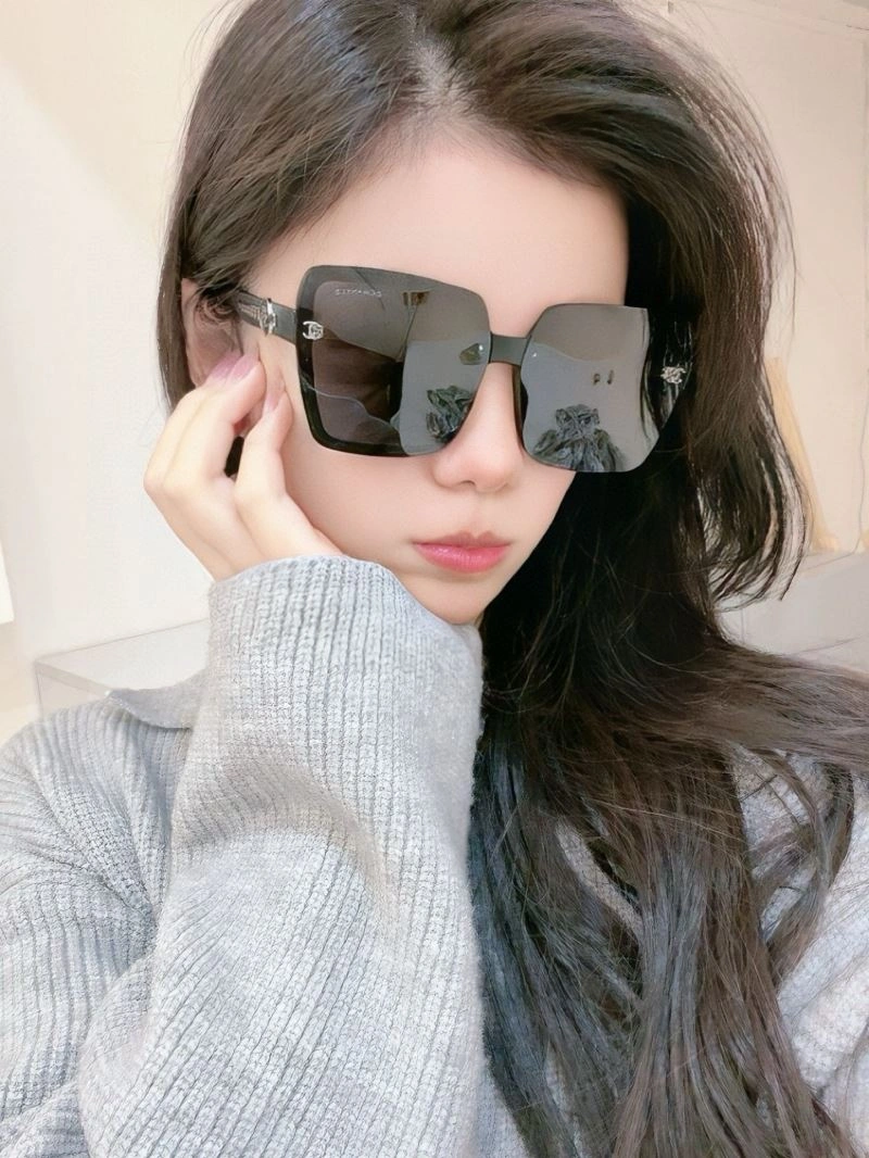 Compact Chanel Sunglasses 278188