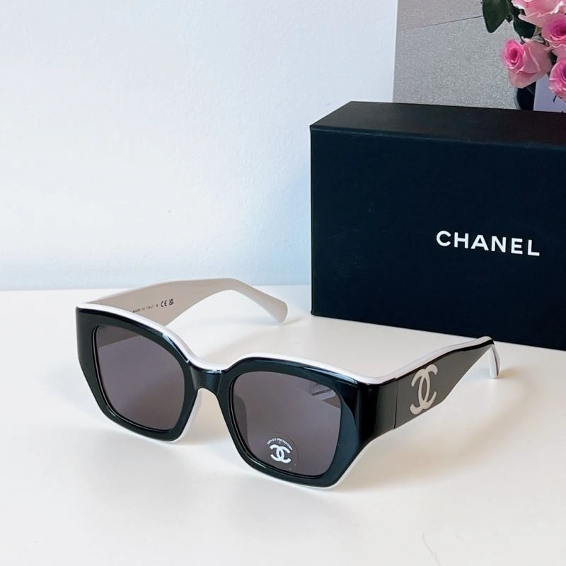 Compact Chanel Sunglasses 278407