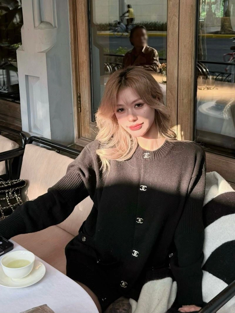 Breathable Chanel Sweaters 111397