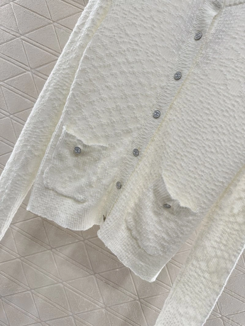 Effortless Chanel Sweaters 110367