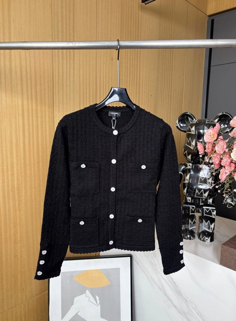 Trendsetting Chanel Sweaters 108028