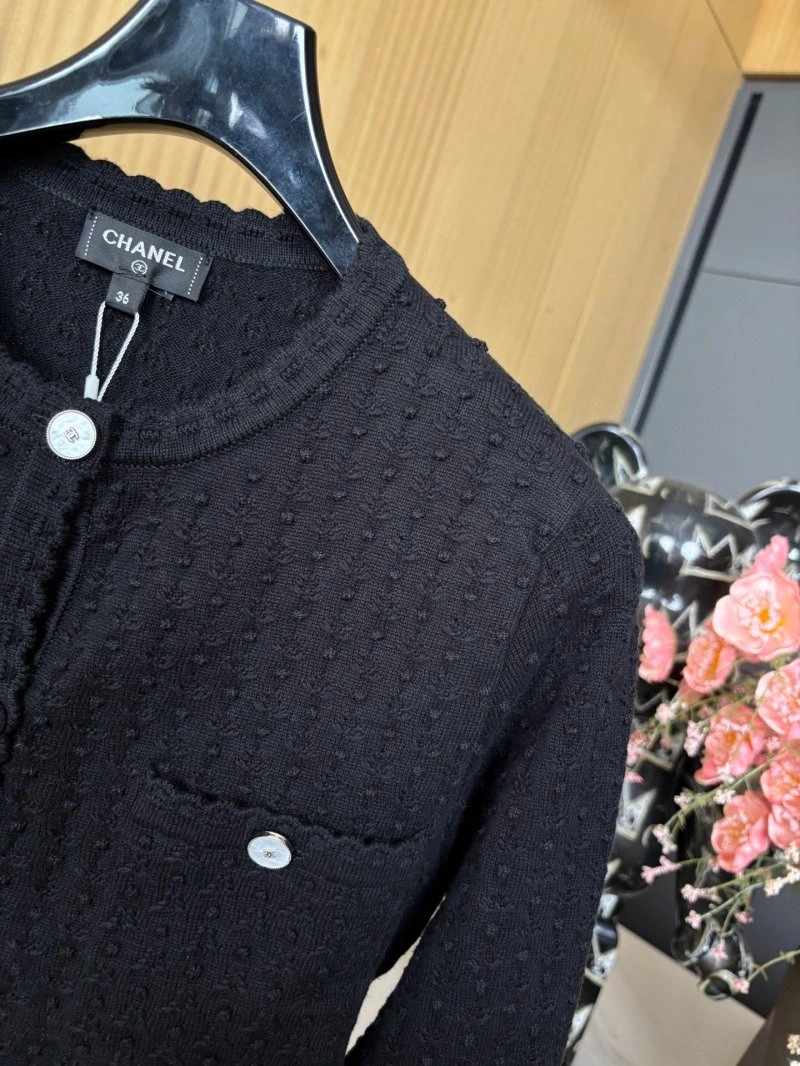 Trendsetting Chanel Sweaters 108028