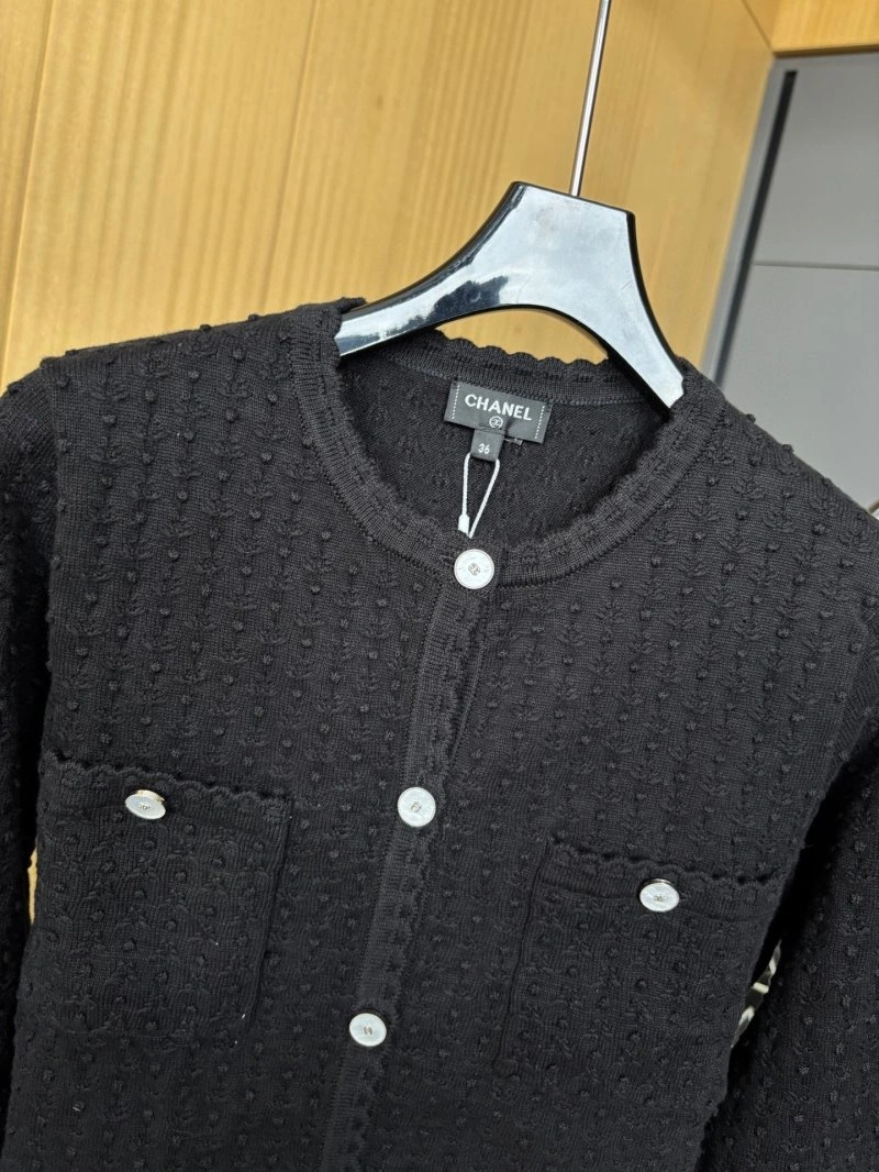 Trendsetting Chanel Sweaters 108028