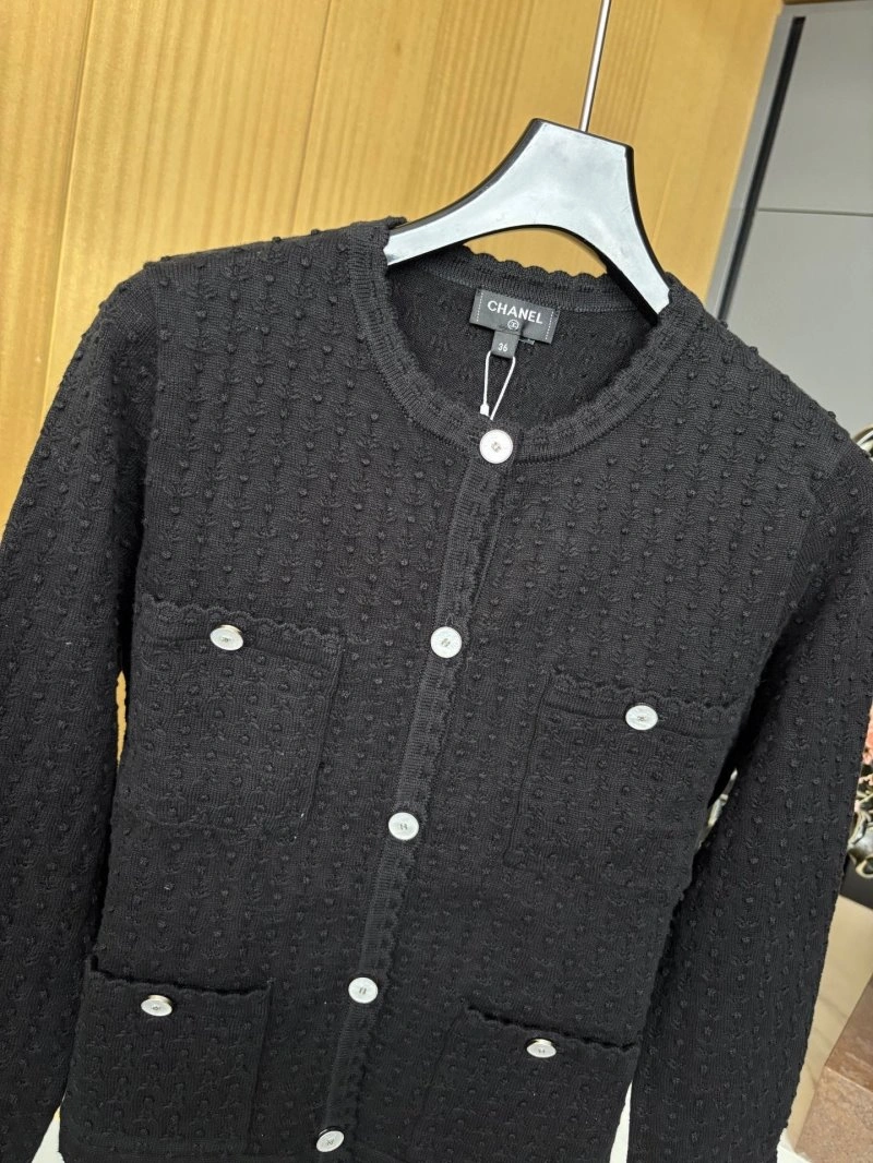 Trendsetting Chanel Sweaters 108028