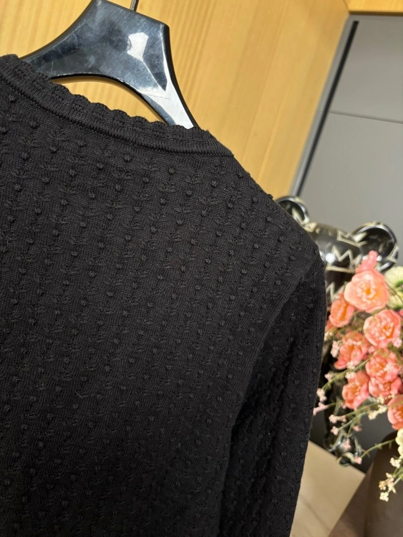 Trendsetting Chanel Sweaters 108028