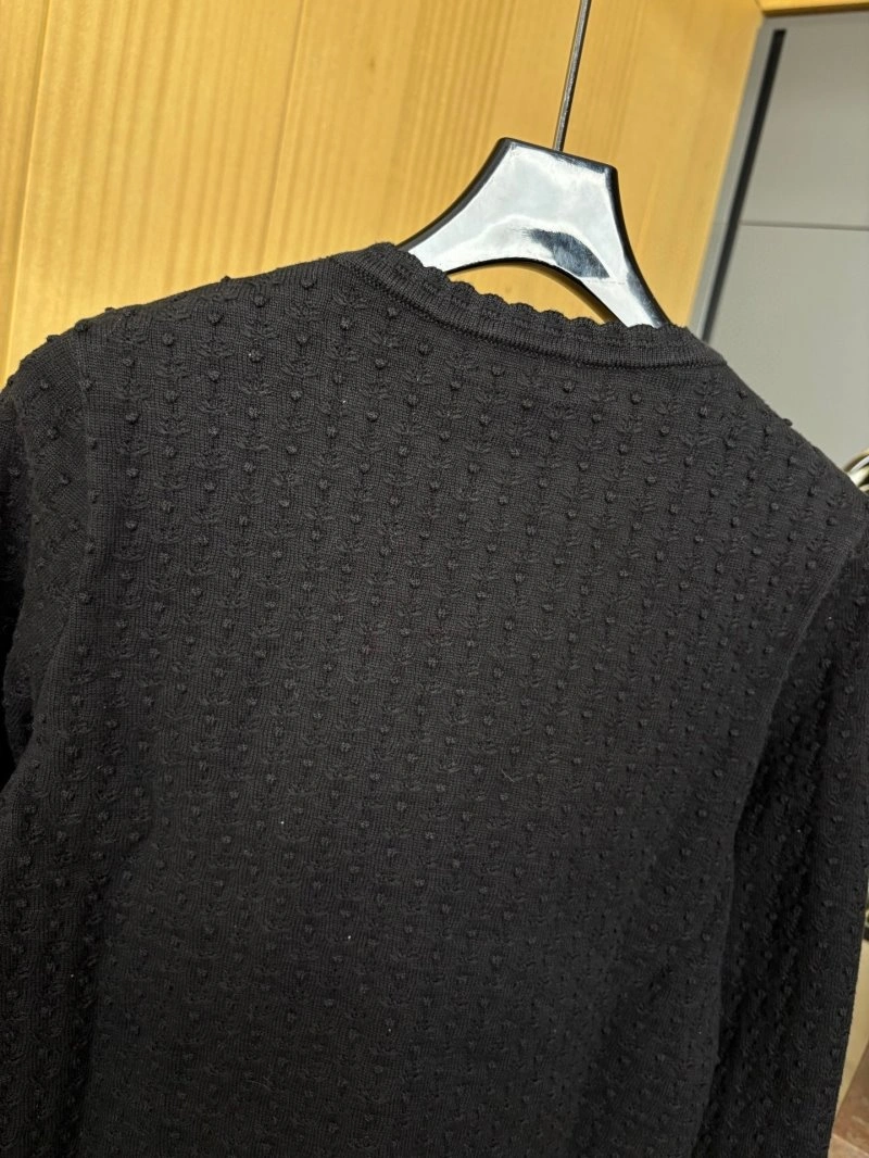Trendsetting Chanel Sweaters 108028