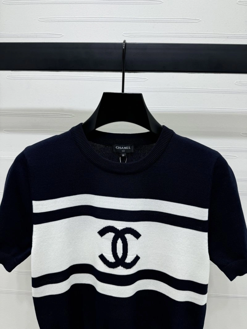 Lightweight Chanel T-Shirts 108730