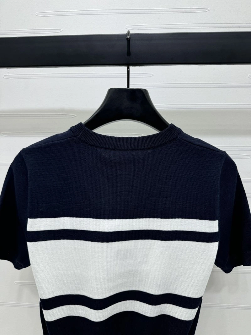 Lightweight Chanel T-Shirts 108730