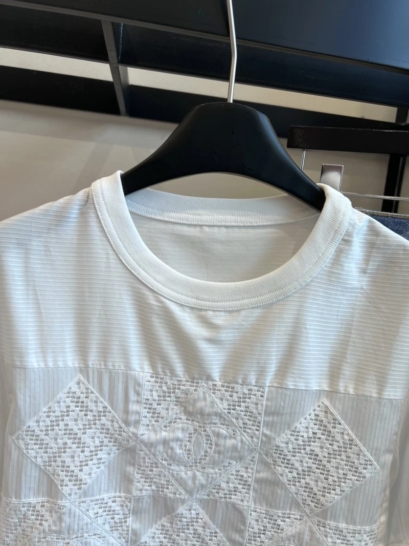 Lightweight Chanel T-Shirts 108623