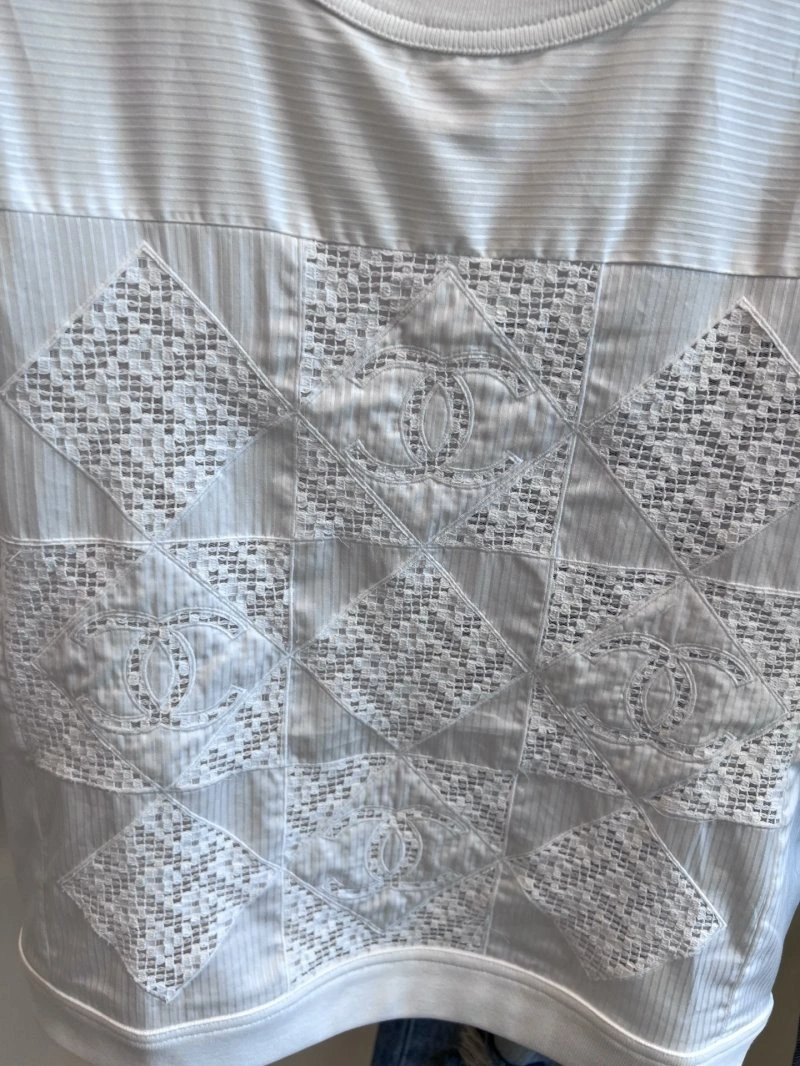 Lightweight Chanel T-Shirts 108623
