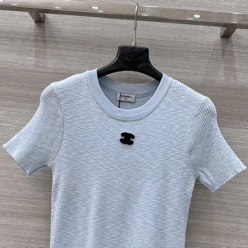 Lightweight Chanel T-Shirts 108587