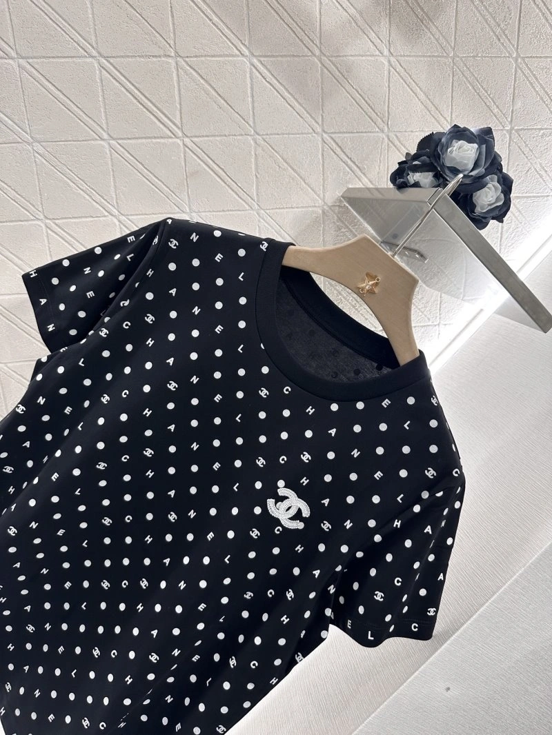 Lightweight Chanel T-Shirts 108549