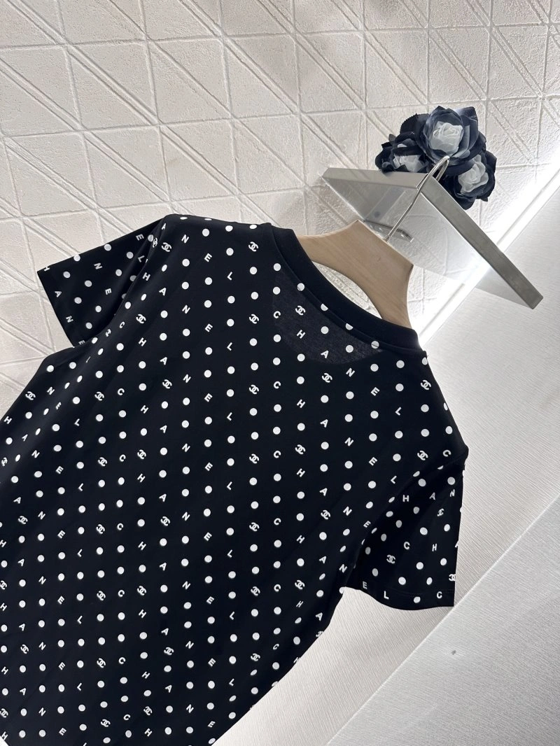 Lightweight Chanel T-Shirts 108549