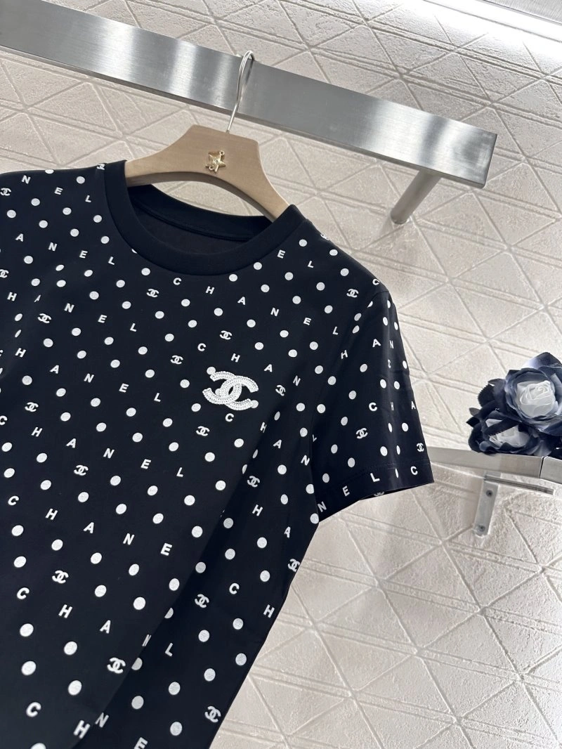 Lightweight Chanel T-Shirts 108549